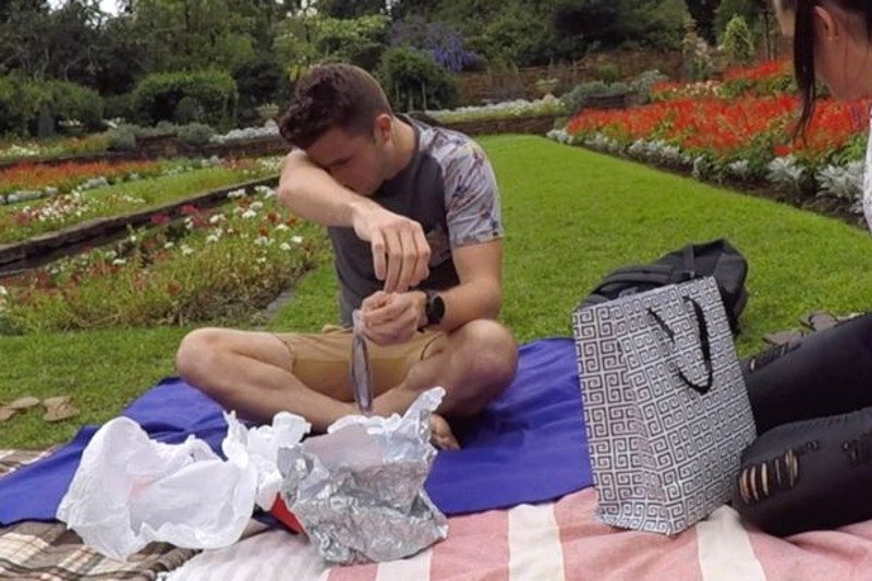 30χρονος με αχρωματοψία κλαίει από χαρά όταν βλέπει τα χρώματα για πρώτη φορά [βίντεο] | iefimerida.gr 2