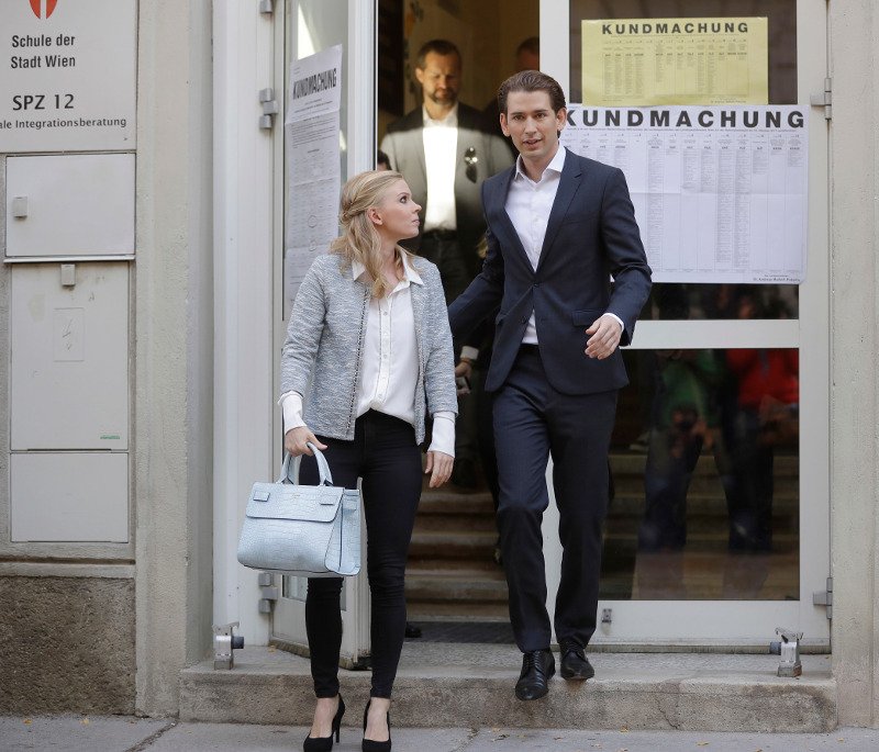 Οι δύο ξανθιές της Αυστρίας: Οι σύζυγοι του Κουρτς και του ακροδεξιού ηγέτη, αγκαλιά [εικόνες] | iefimerida.gr 4