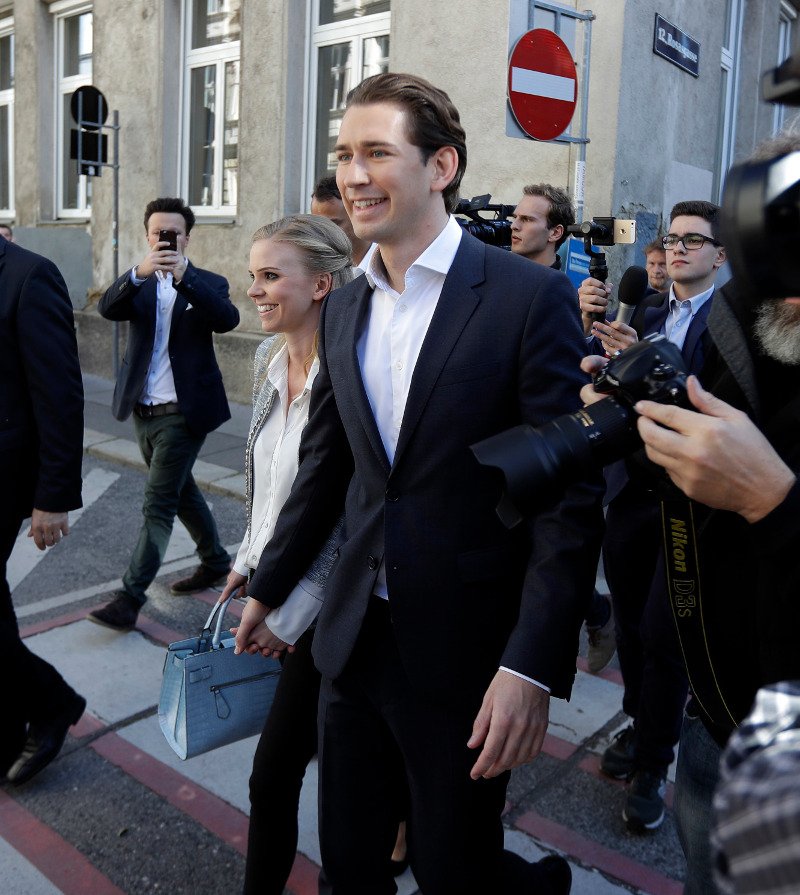 Οι δύο ξανθιές της Αυστρίας: Οι σύζυγοι του Κουρτς και του ακροδεξιού ηγέτη, αγκαλιά [εικόνες] | iefimerida.gr 5