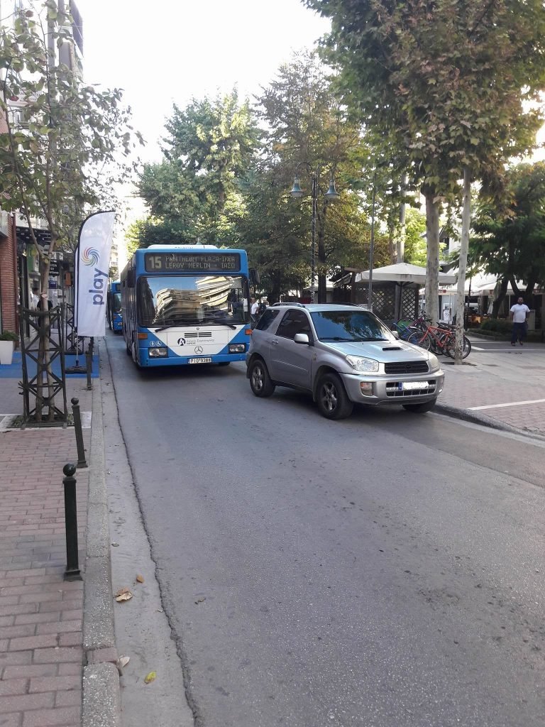 «Ελληνάρας» στη Λάρισα: Παράτησε το ΙΧ στη μέση του δρόμου και... έφυγε [εικόνες]  | iefimerida.gr 0