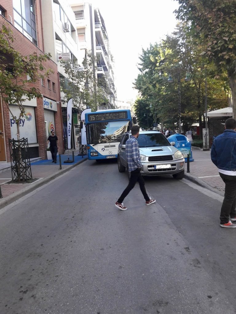 «Ελληνάρας» στη Λάρισα: Παράτησε το ΙΧ στη μέση του δρόμου και... έφυγε [εικόνες]  | iefimerida.gr 3