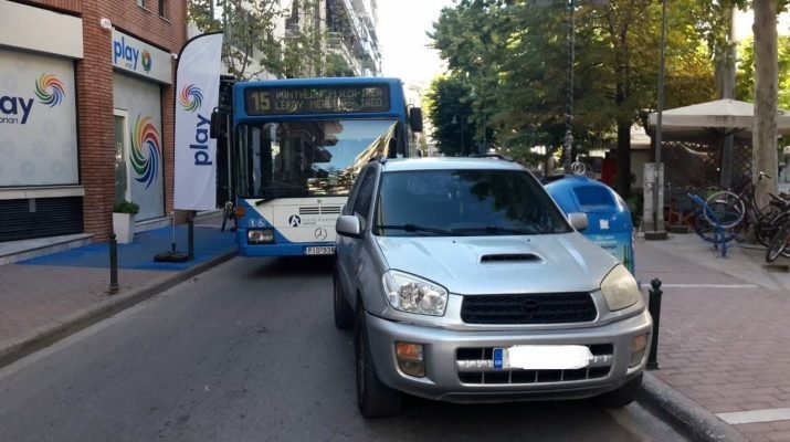 «Ελληνάρας» στη Λάρισα: Παράτησε το ΙΧ στη μέση του δρόμου και... έφυγε [εικόνες]  | iefimerida.gr 4