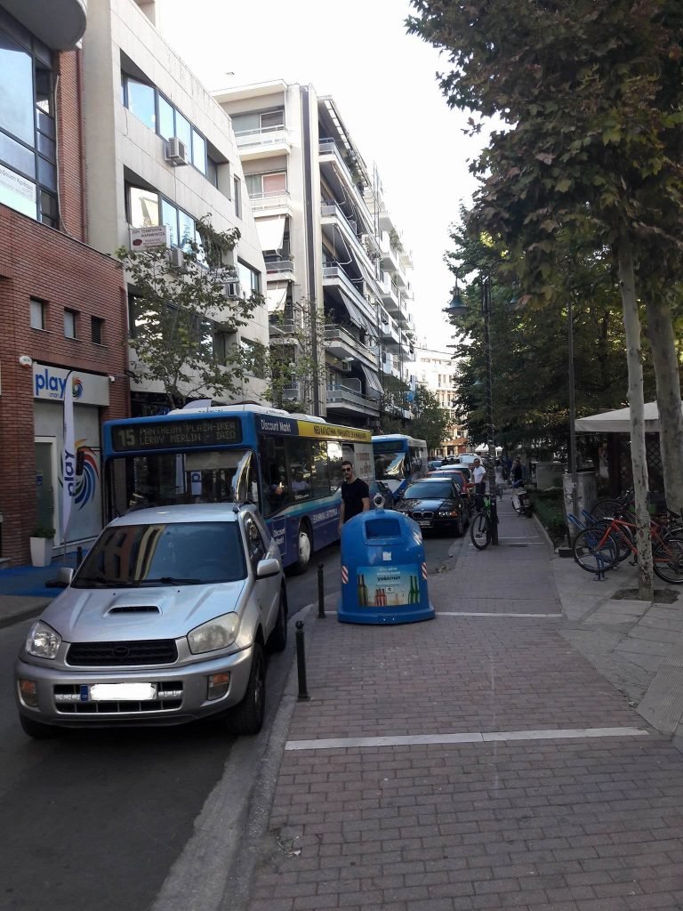 «Ελληνάρας» στη Λάρισα: Παράτησε το ΙΧ στη μέση του δρόμου και... έφυγε [εικόνες]  | iefimerida.gr 1