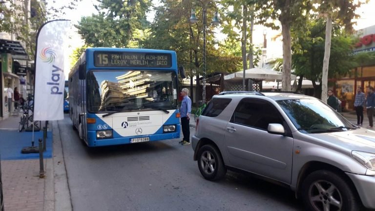 «Ελληνάρας» στη Λάρισα: Παράτησε το ΙΧ στη μέση του δρόμου και... έφυγε [εικόνες]  | iefimerida.gr 2