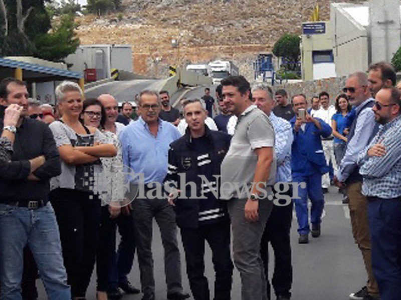 Στο εργοστάσιό του ο Μιχάλης Λεμπιδάκης -Αγνώριστος αλλά χαμογελαστός | iefimerida.gr 10