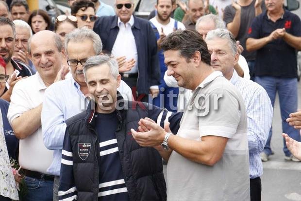 Στο εργοστάσιό του ο Μιχάλης Λεμπιδάκης -Αγνώριστος αλλά χαμογελαστός | iefimerida.gr 12