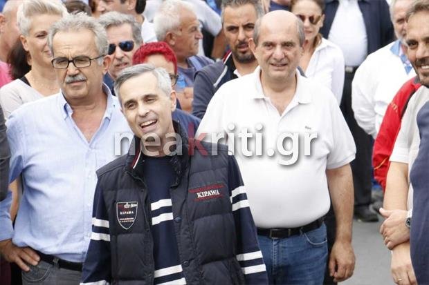 Στο εργοστάσιό του ο Μιχάλης Λεμπιδάκης -Αγνώριστος αλλά χαμογελαστός | iefimerida.gr 13