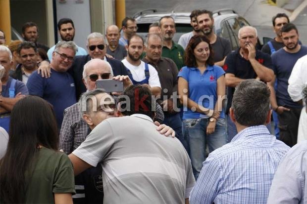 Στο εργοστάσιό του ο Μιχάλης Λεμπιδάκης -Αγνώριστος αλλά χαμογελαστός | iefimerida.gr 15
