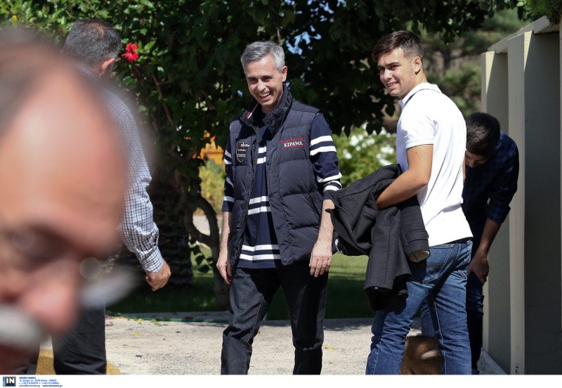 Στο εργοστάσιό του ο Μιχάλης Λεμπιδάκης -Αγνώριστος αλλά χαμογελαστός | iefimerida.gr 3