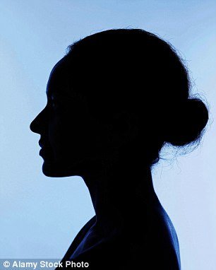 Ιστορική απόφαση στη Ν. Αφρική: Ελεύθερη μητέρα που σκότωσε τον βιαστή της κόρης της | iefimerida.gr 0
