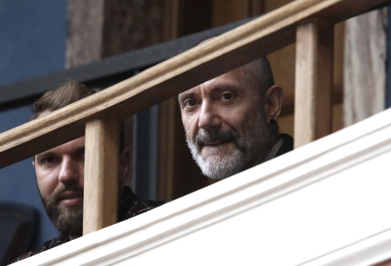 Ο Βαλιανάτος, η Πάολα και άλλοι εκπρόσωποι ΛΟΑΤΚΙ στα θεωρεία της Βουλής [εικόνες] | iefimerida.gr 1