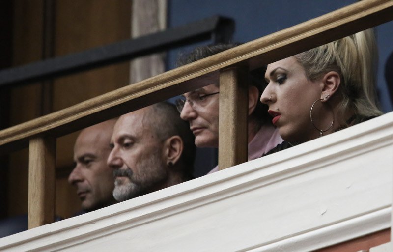 Ο Βαλιανάτος, η Πάολα και άλλοι εκπρόσωποι ΛΟΑΤΚΙ στα θεωρεία της Βουλής [εικόνες] | iefimerida.gr 0