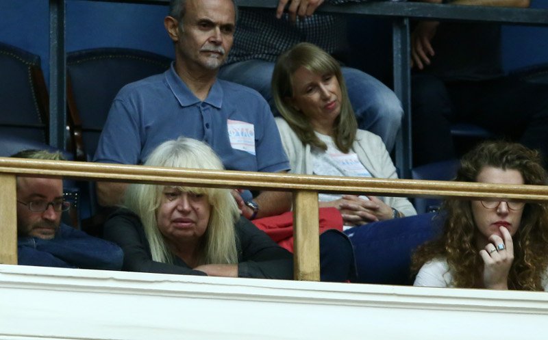 Ο Βαλιανάτος, η Πάολα και άλλοι εκπρόσωποι ΛΟΑΤΚΙ στα θεωρεία της Βουλής [εικόνες] | iefimerida.gr 3