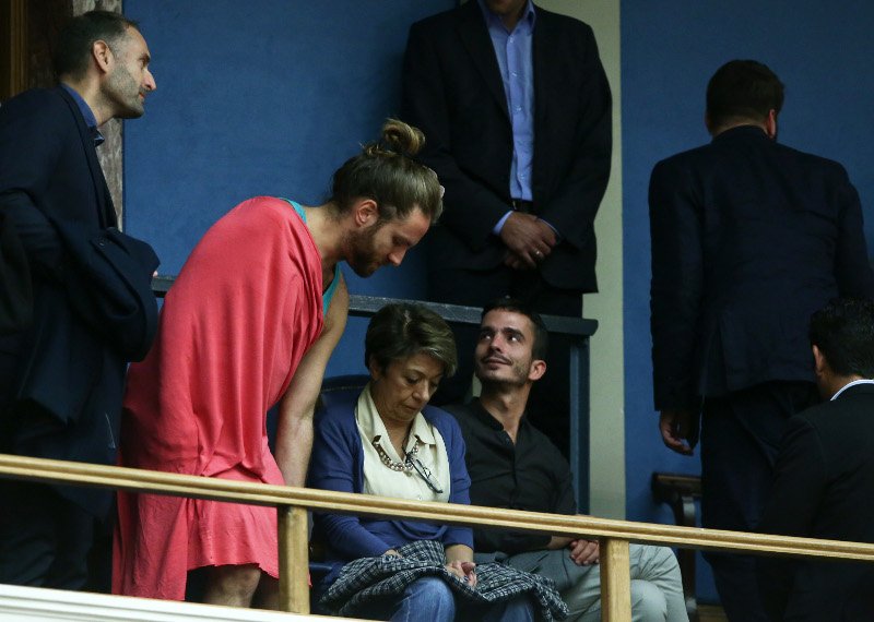 Ο Βαλιανάτος, η Πάολα και άλλοι εκπρόσωποι ΛΟΑΤΚΙ στα θεωρεία της Βουλής [εικόνες] | iefimerida.gr 5