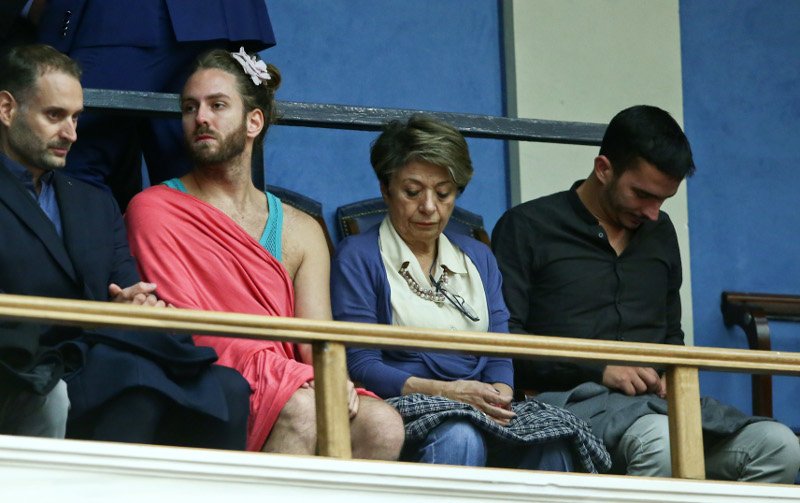 Ο Βαλιανάτος, η Πάολα και άλλοι εκπρόσωποι ΛΟΑΤΚΙ στα θεωρεία της Βουλής [εικόνες] | iefimerida.gr 4