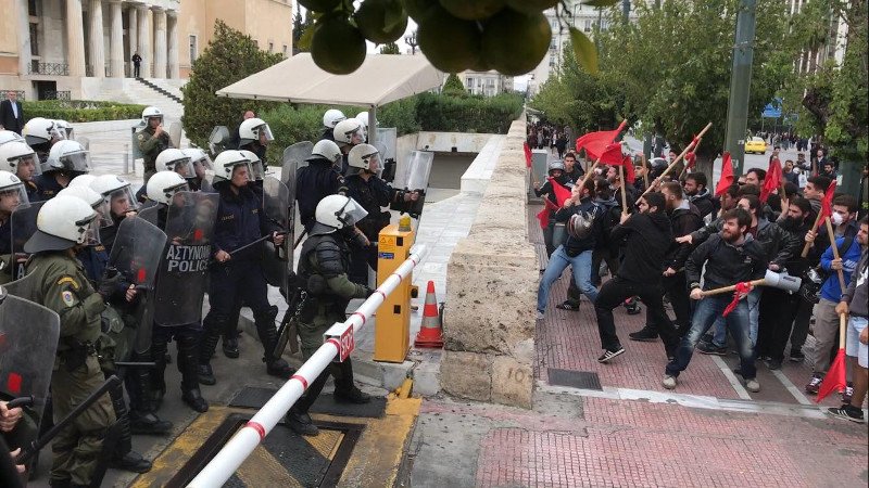 Ενταση και χημικά έξω από τη Βουλή -Φοιτητές προσπάθησαν να μπουν στο προαύλιο [βίντεο] | iefimerida.gr 0