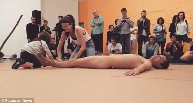 Σάλος στη Βραζιλία με την performance γυμνού καλλιτέχνη -Αφησαν 4χρονο κοριτσάκι να τον αγγίξει [εικόνες & βίντεο] | iefimerida.gr 0