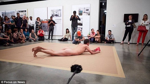 Σάλος στη Βραζιλία με την performance γυμνού καλλιτέχνη -Αφησαν 4χρονο κοριτσάκι να τον αγγίξει [εικόνες & βίντεο] | iefimerida.gr 1