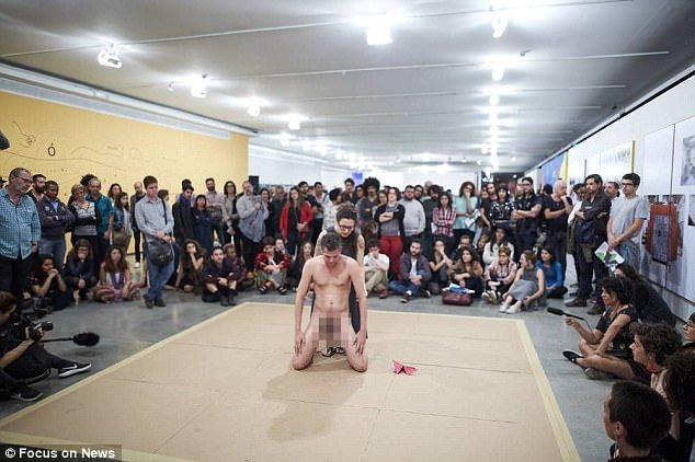 Σάλος στη Βραζιλία με την performance γυμνού καλλιτέχνη -Αφησαν 4χρονο κοριτσάκι να τον αγγίξει [εικόνες & βίντεο] | iefimerida.gr 2
