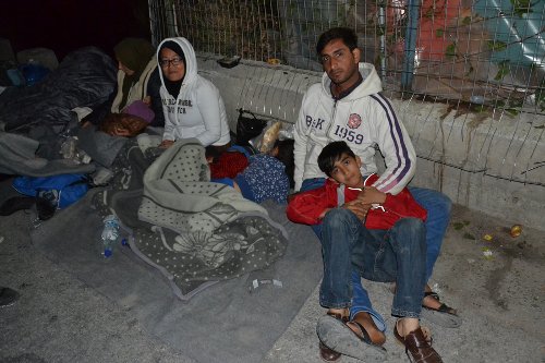 Eκρυθμη η κατάσταση στη Μόρια -Πρόσφυγες κοιμούνται στο οδόστρωμα, έβαλαν φωτιές [εικόνες] | iefimerida.gr 0