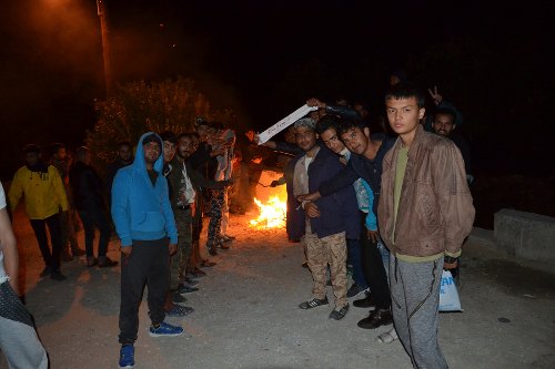 Eκρυθμη η κατάσταση στη Μόρια -Πρόσφυγες κοιμούνται στο οδόστρωμα, έβαλαν φωτιές [εικόνες] | iefimerida.gr 2