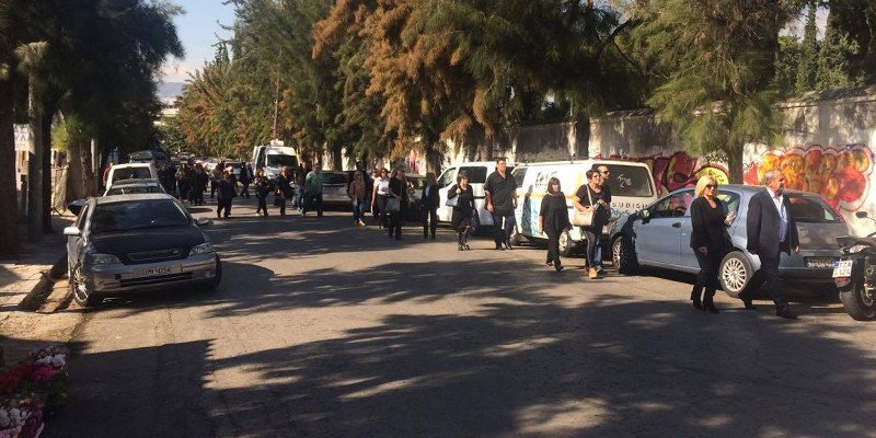 Τραγική φιγούρα η μητέρα της Δώρας στην κηδεία της [εικόνες & βίντεο] | iefimerida.gr 10