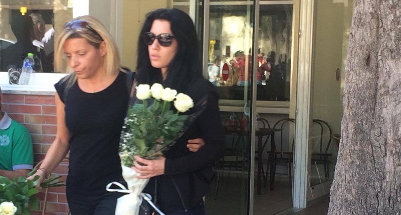 Τραγική φιγούρα η μητέρα της Δώρας στην κηδεία της [εικόνες & βίντεο] | iefimerida.gr 1