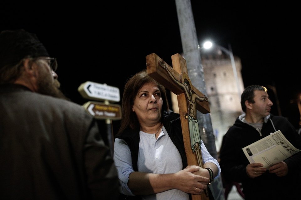 Ασύλληπτες εικόνες: Ιερείς και μοναχές με σημαίες και εικόνες εμπόδισαν την παράσταση «Η ώρα του Διαβόλου» με τον Χρανιώτη [εικόνες & βίντεο] | iefimerida.gr 1