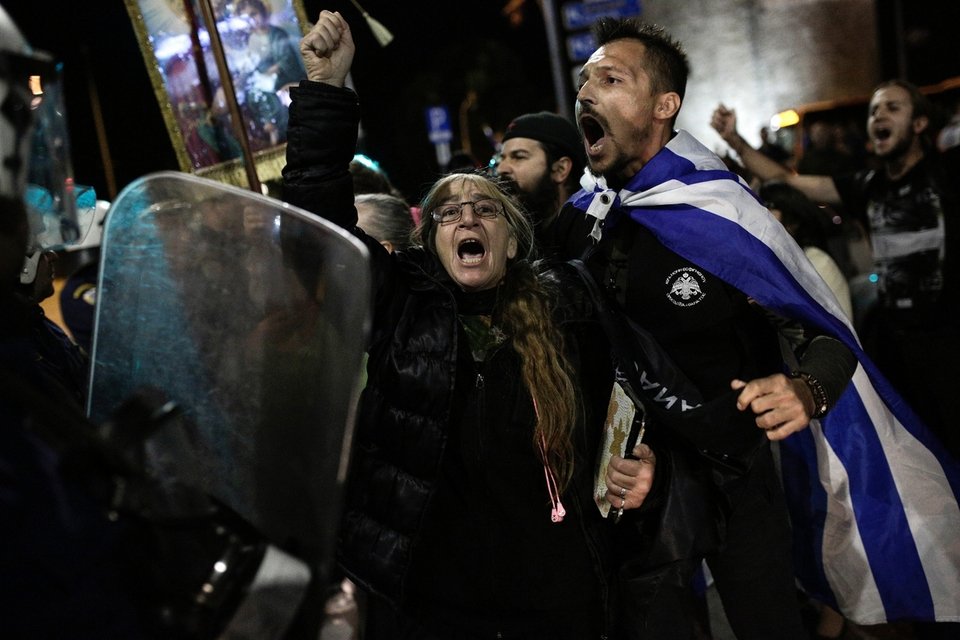 Ασύλληπτες εικόνες: Ιερείς και μοναχές με σημαίες και εικόνες εμπόδισαν την παράσταση «Η ώρα του Διαβόλου» με τον Χρανιώτη [εικόνες & βίντεο] | iefimerida.gr 2