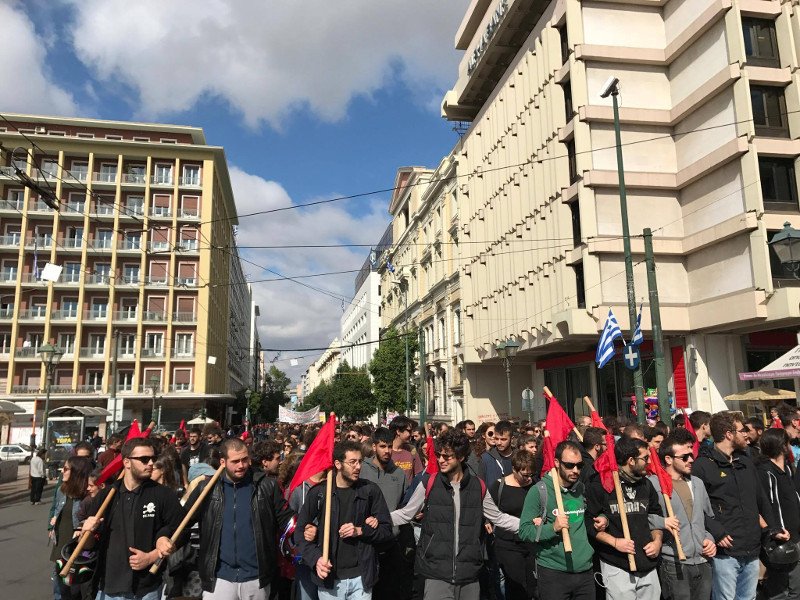 Ενταση και χημικά έξω από τη Βουλή -Φοιτητές προσπάθησαν να μπουν στο προαύλιο [βίντεο] | iefimerida.gr 2