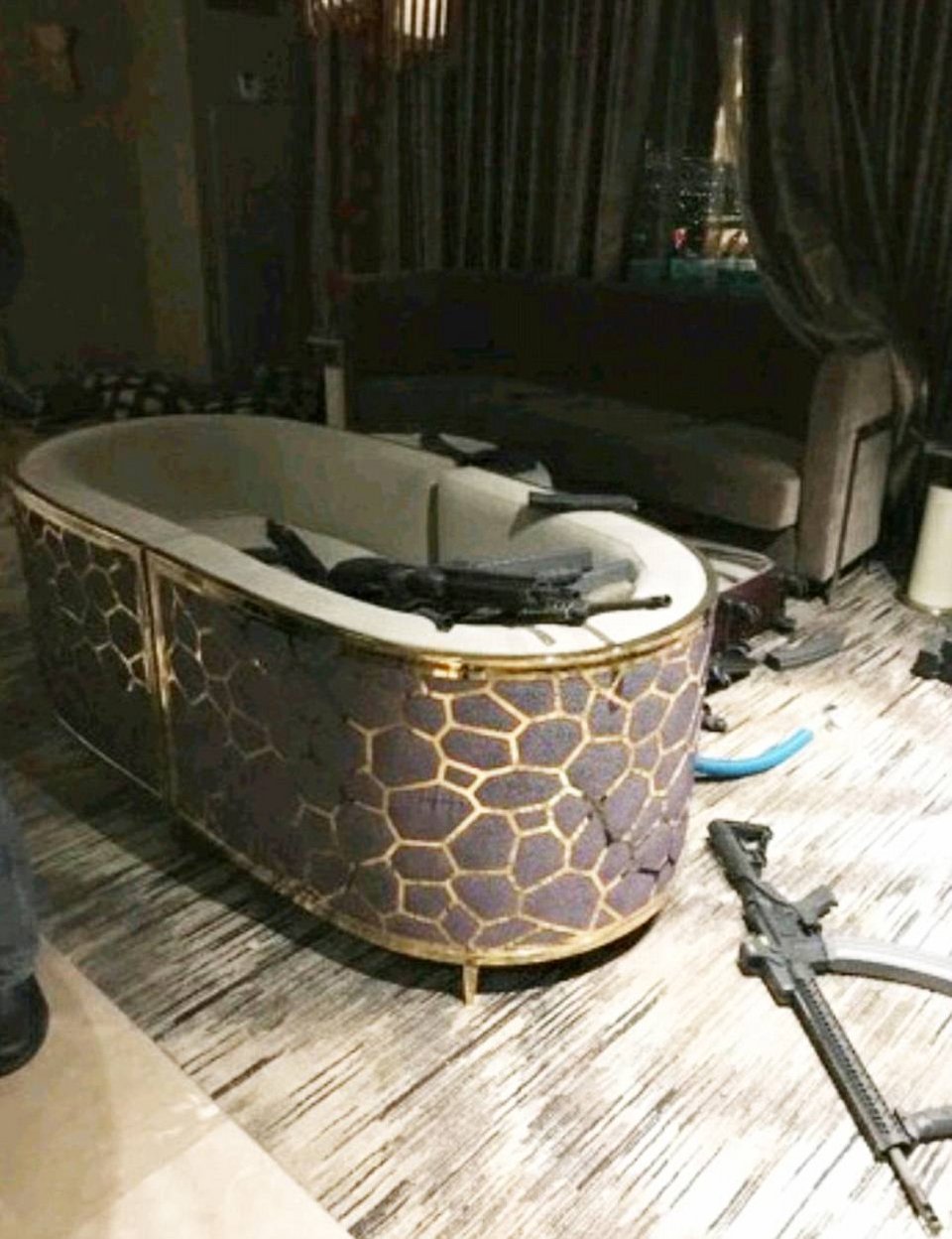 Στο δωμάτιο του μακελάρη του Λας Βέγκας λίγα λεπτά μετά την επίθεση: Νεκρός στο πάτωμα, γύρω του δεκάδες όπλα [εικόνες] | iefimerida.gr 1