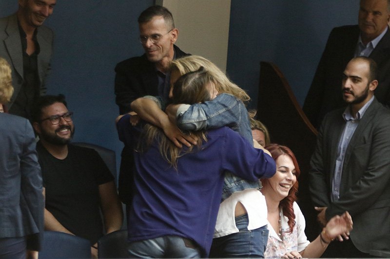 Εκλαψαν από χαρά οι διεμφυλικοί στα θεωρεία της Bουλής όταν ψηφίστηκε η αλλαγή φύλου [εικόνες] | iefimerida.gr 0