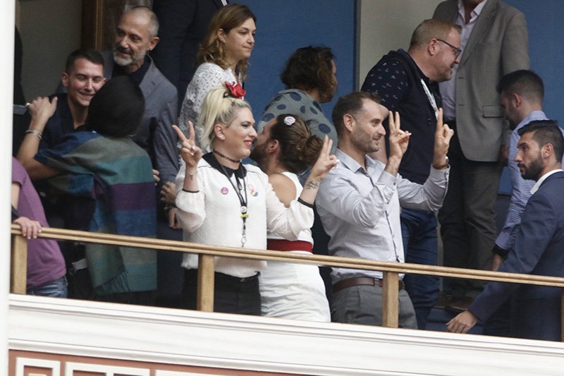 Εκλαψαν από χαρά οι διεμφυλικοί στα θεωρεία της Bουλής όταν ψηφίστηκε η αλλαγή φύλου [εικόνες] | iefimerida.gr 1