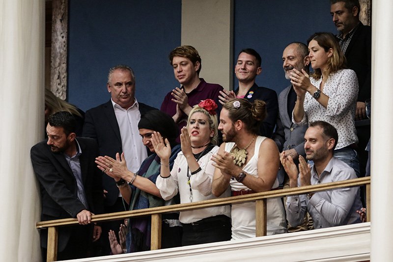 Εκλαψαν από χαρά οι διεμφυλικοί στα θεωρεία της Bουλής όταν ψηφίστηκε η αλλαγή φύλου [εικόνες] | iefimerida.gr 3