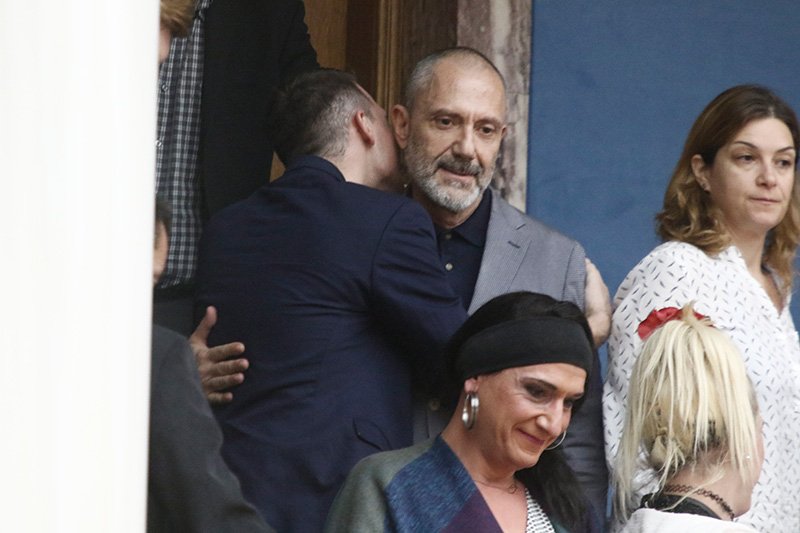 Εκλαψαν από χαρά οι διεμφυλικοί στα θεωρεία της Bουλής όταν ψηφίστηκε η αλλαγή φύλου [εικόνες] | iefimerida.gr 4