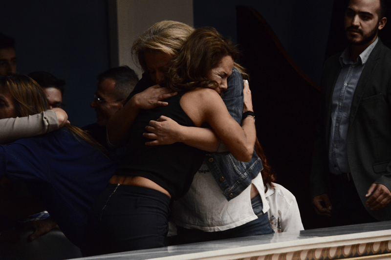 Εκλαψαν από χαρά οι διεμφυλικοί στα θεωρεία της Bουλής όταν ψηφίστηκε η αλλαγή φύλου [εικόνες] | iefimerida.gr 6