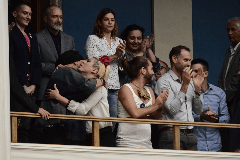 Εκλαψαν από χαρά οι διεμφυλικοί στα θεωρεία της Bουλής όταν ψηφίστηκε η αλλαγή φύλου [εικόνες] | iefimerida.gr 8
