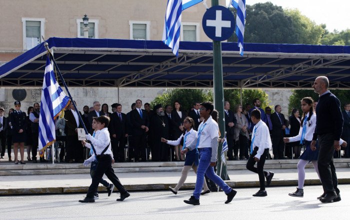 Μαθητική παρέλαση στην Αθήνα: Παραδοσιακές στολές, μαντίλες και τουρίστες [εικόνες] | iefimerida.gr 9