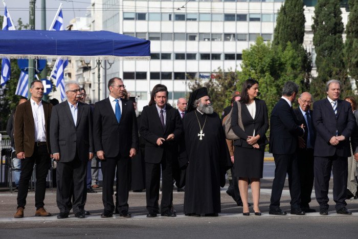 Μαθητική παρέλαση στην Αθήνα: Παραδοσιακές στολές, μαντίλες και τουρίστες [εικόνες] | iefimerida.gr 0