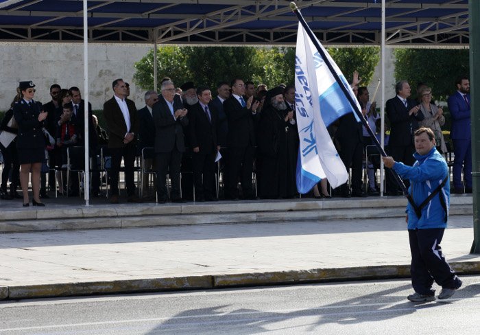 Μαθητική παρέλαση στην Αθήνα: Παραδοσιακές στολές, μαντίλες και τουρίστες [εικόνες] | iefimerida.gr 1