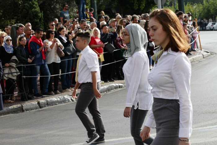 Μαθητική παρέλαση στην Αθήνα: Παραδοσιακές στολές, μαντίλες και τουρίστες [εικόνες] | iefimerida.gr 2