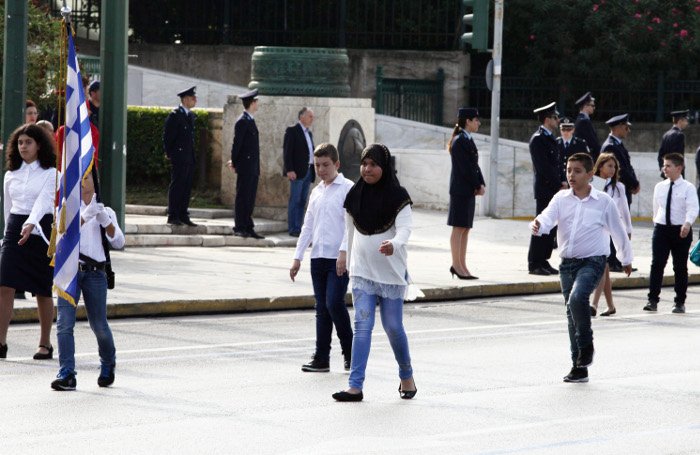 Μαθητική παρέλαση στην Αθήνα: Παραδοσιακές στολές, μαντίλες και τουρίστες [εικόνες] | iefimerida.gr 3