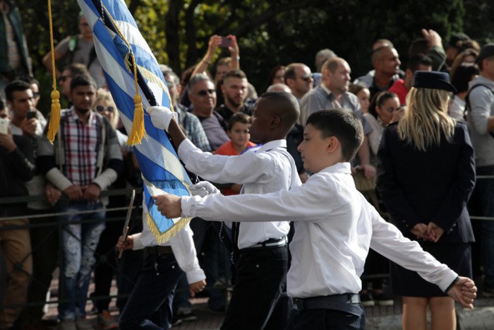 Μαθητική παρέλαση στην Αθήνα: Παραδοσιακές στολές, μαντίλες και τουρίστες [εικόνες] | iefimerida.gr 4