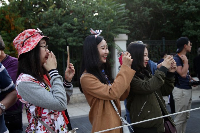 Μαθητική παρέλαση στην Αθήνα: Παραδοσιακές στολές, μαντίλες και τουρίστες [εικόνες] | iefimerida.gr 6