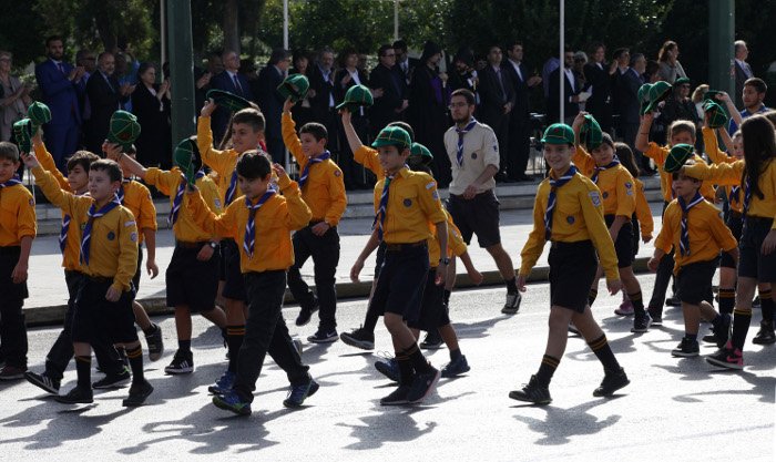 Μαθητική παρέλαση στην Αθήνα: Παραδοσιακές στολές, μαντίλες και τουρίστες [εικόνες] | iefimerida.gr 7