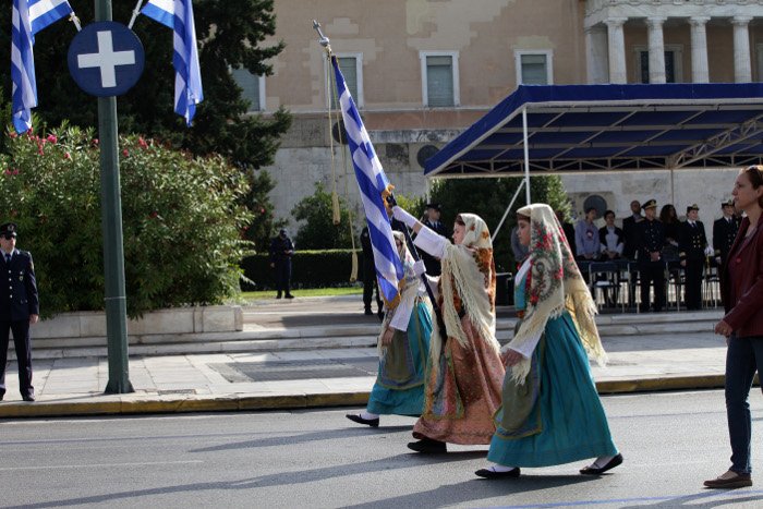 Μαθητική παρέλαση στην Αθήνα: Παραδοσιακές στολές, μαντίλες και τουρίστες [εικόνες] | iefimerida.gr 8
