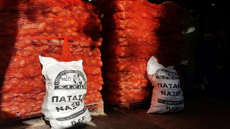 Η Αρχιεπισκοπή μοίρασε τσουβάλια με πατάτες -Ουρές στο κέντρο της Αθήνας [εικόνες] | iefimerida.gr 0