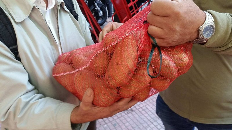 Η Αρχιεπισκοπή μοίρασε τσουβάλια με πατάτες -Ουρές στο κέντρο της Αθήνας [εικόνες] | iefimerida.gr 2