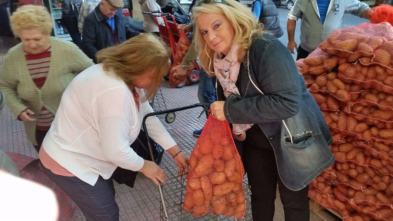 Η Αρχιεπισκοπή μοίρασε τσουβάλια με πατάτες -Ουρές στο κέντρο της Αθήνας [εικόνες] | iefimerida.gr 1