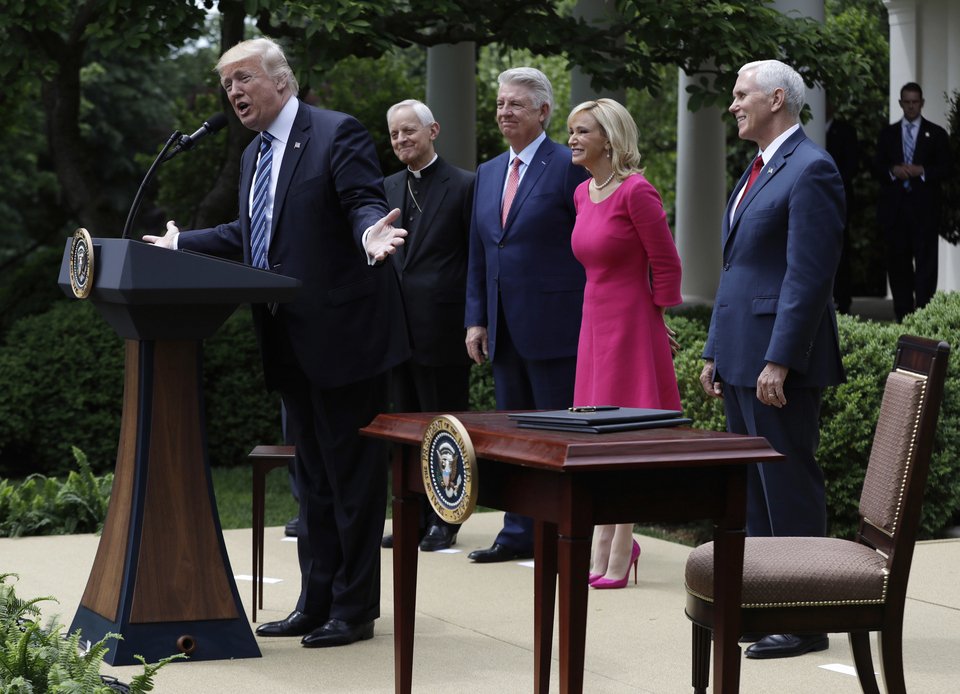 Ανάμεσα στον Τραμπ και τον Θεό υπάρχει η Πόλα Γουάιτ -Σύμβουλός του για «πνευματικά θέματα» [εικόνες] | iefimerida.gr 2